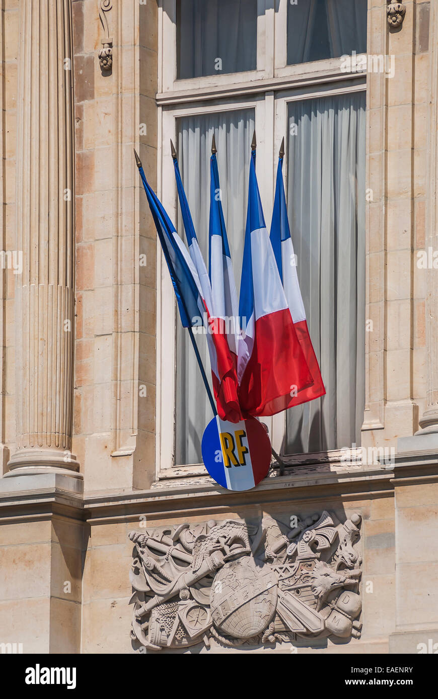 Französische Fahnen für Meuterei im Fenster des Rathauses Reims Stockfoto