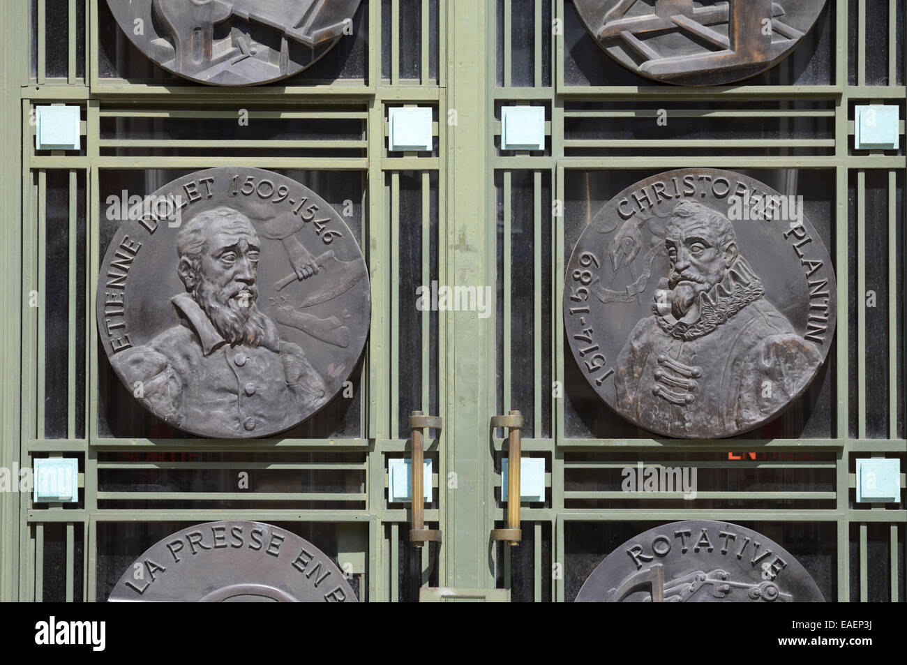 Porträts des französischen Drucker Etienne Dolet (1509-1546) & Christophe Plantin (c 1520-1589) 30 s Art Deco Metallarbeiten an der Tür zur Stadtbibliothek Toulouse Stockfoto