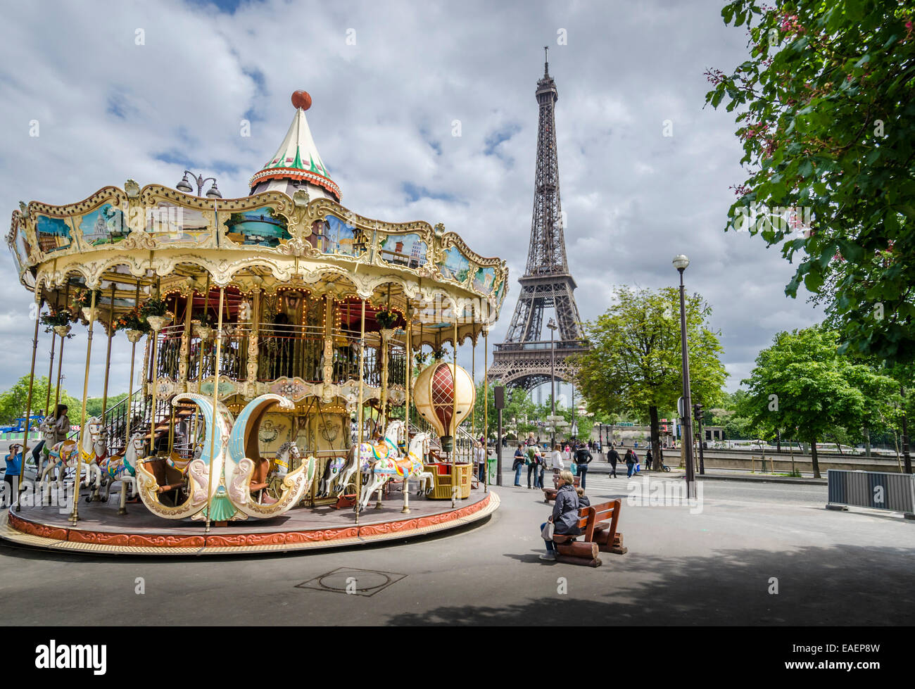 Karussell in Paris mit dem Eiffelturm im Hintergrund Stockfoto