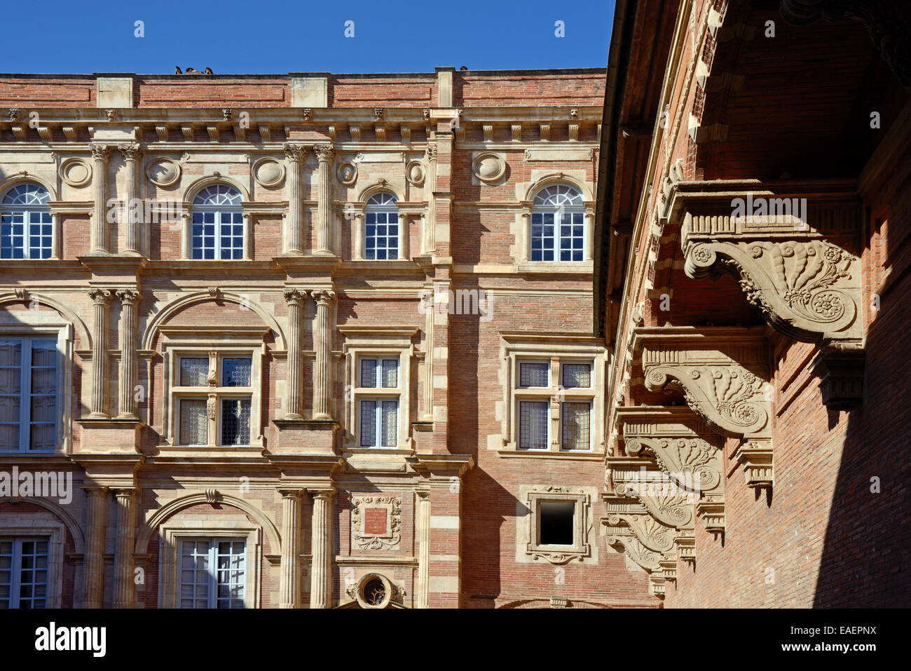 Stein Halterungen & Fassade der Renaissance Palast oder Hotel d'Assezat (1555-57), Reihenhaus, Villa oder Hôtel Particulier Toulouse Frankreich Stockfoto