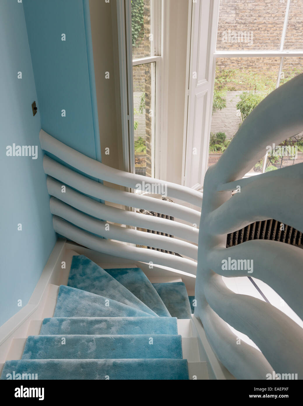Blick hinunter Treppe mit blauen Seidenteppich aus PCW International Stockfoto