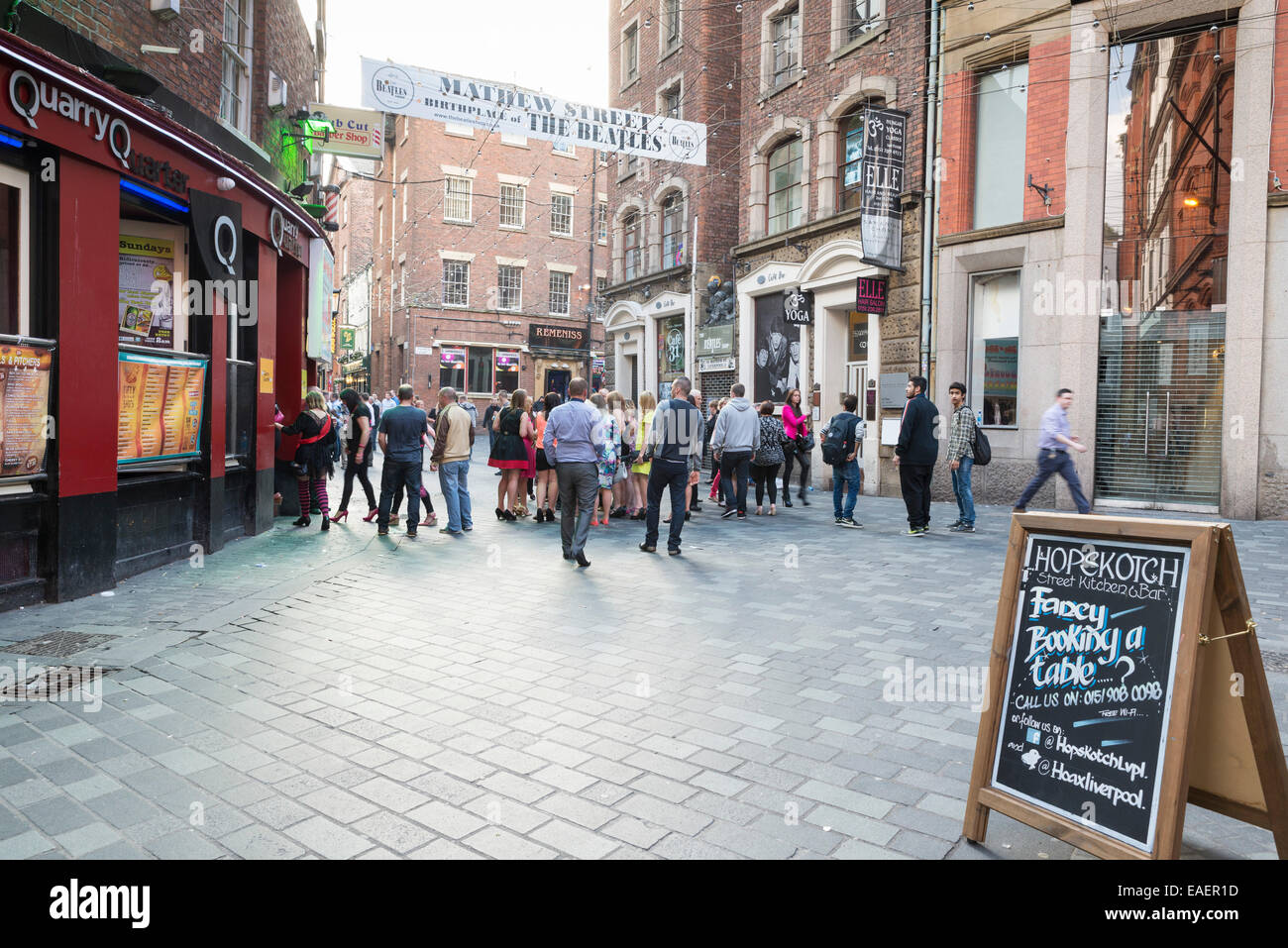 LIVERPOOL, Vereinigtes Königreich - 7. Juni 2014: Samstagnachmittag in Liverpool, haben Leute Spaß in den Bars Mathew Street bekannt für bein Stockfoto