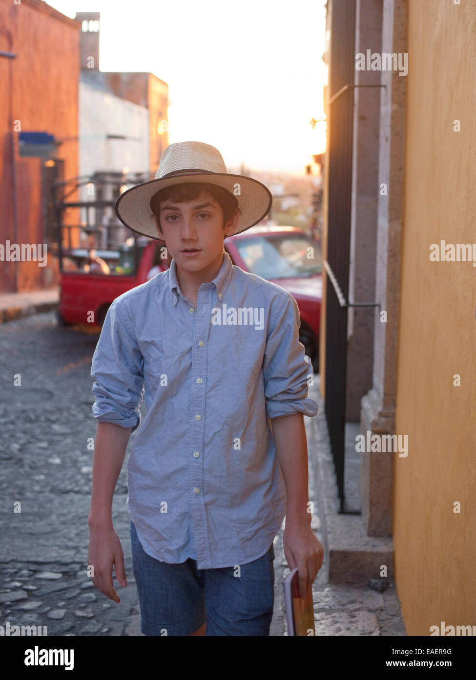 Junge im Strohhut auf Straße des mexikanischen Dorf Stockfoto