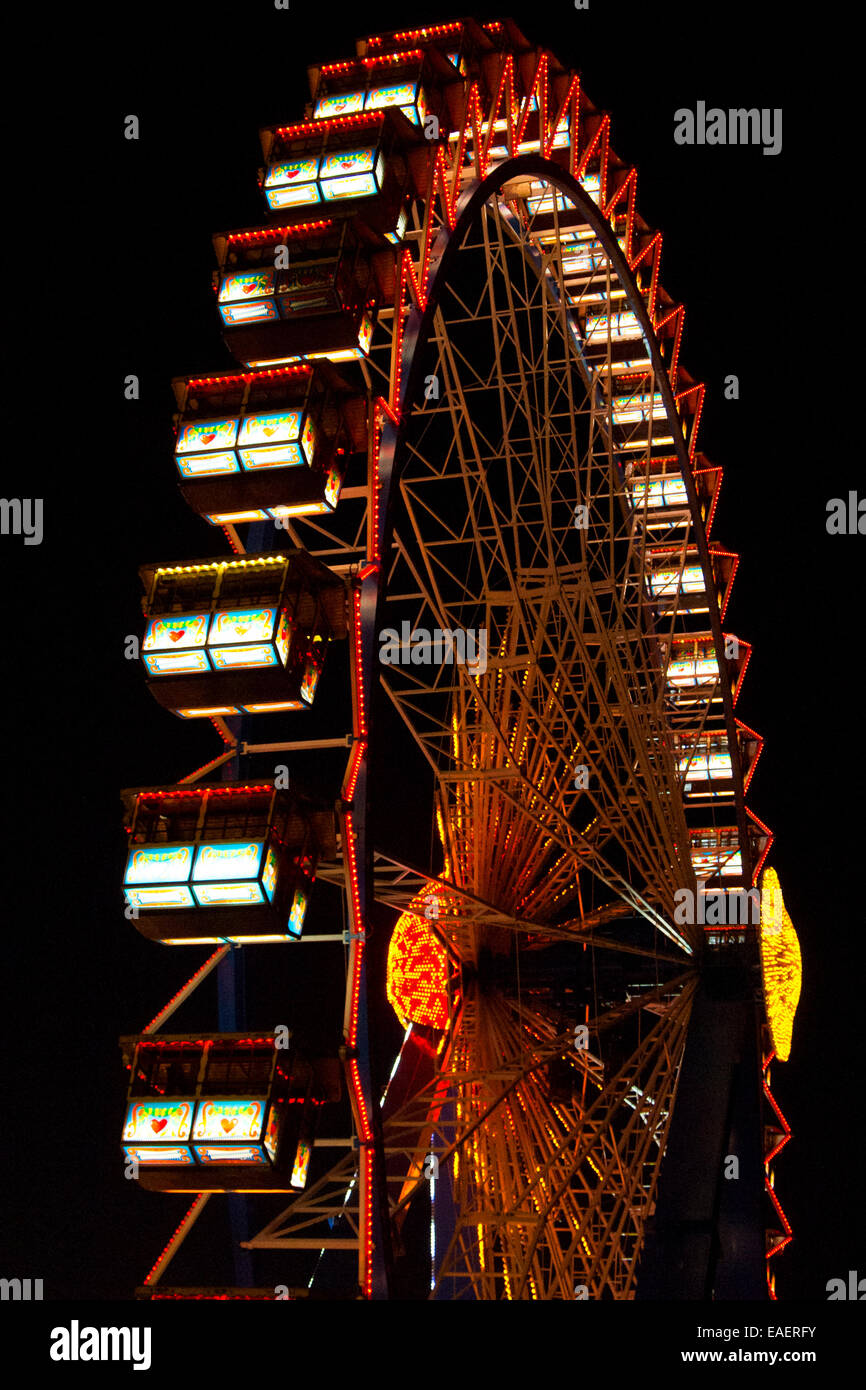 Riesenrad auf dem Oktoberfest in München in der Nacht Stockfoto