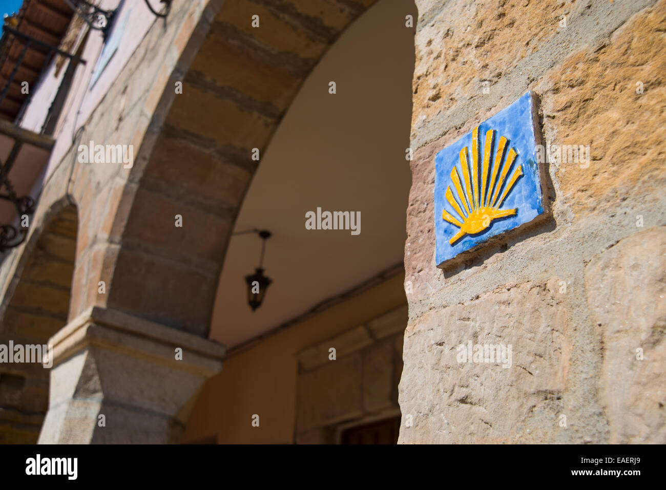 Jakobsweg-symbol. España-Platz, Atienza, Provinz Guadalajara, Castilla La Mancha, Spanien. Stockfoto