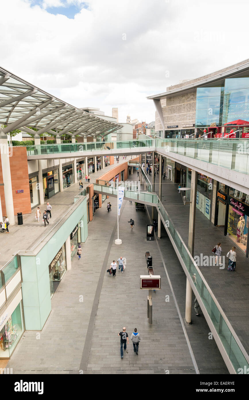 LIVERPOOL, Vereinigtes Königreich - 10. Juni 2014: Menschen beim Einkaufen in Liverpool One Einkaufszentrum. Liverpool One ist ein Einkaufs-, Wohn- und l Stockfoto