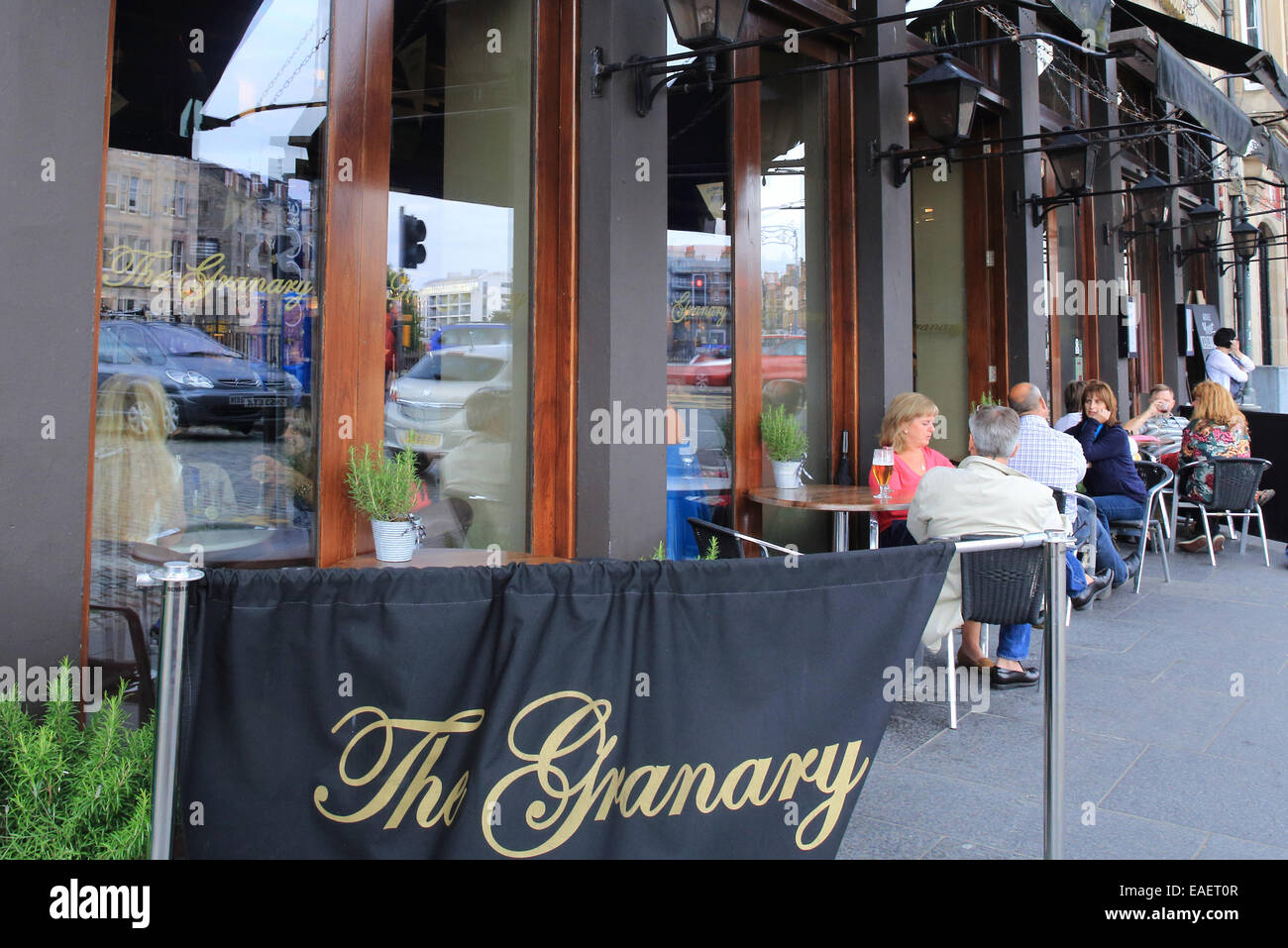 Die beliebte Getreidespeicher Leith Bar und Restaurant, an der Küste, durch die regenerierten Docks in Edinburgh, Schottland Stockfoto