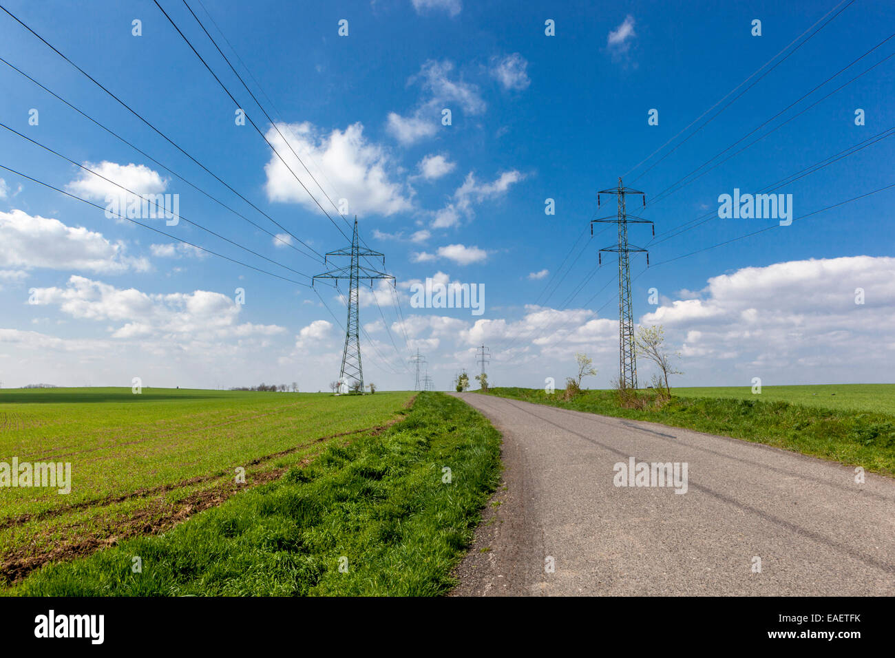 Getriebe, Stromleitungen in Landschaft, Ländliche Straße Stockfoto