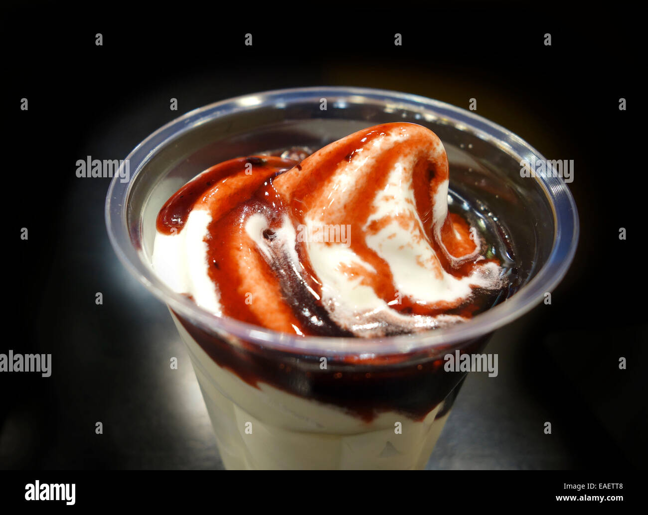 Weiche servieren Eis, Herr Whippy, 99 mit Erdbeersauce in Plastikbecher. Stockfoto