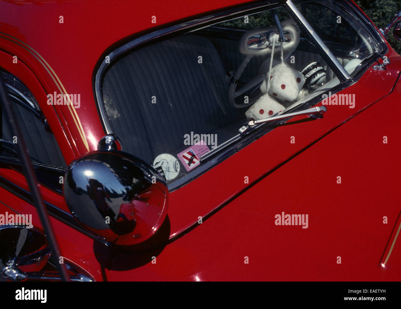 flauschige pelzige Würfel im Autofenster Stockfotografie - Alamy