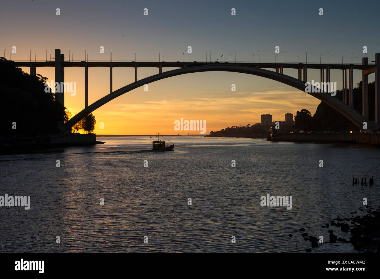 Fluss bestehenden und Arrabida Brücke bei Sonnenuntergang, Porto, Portugal Stockfoto