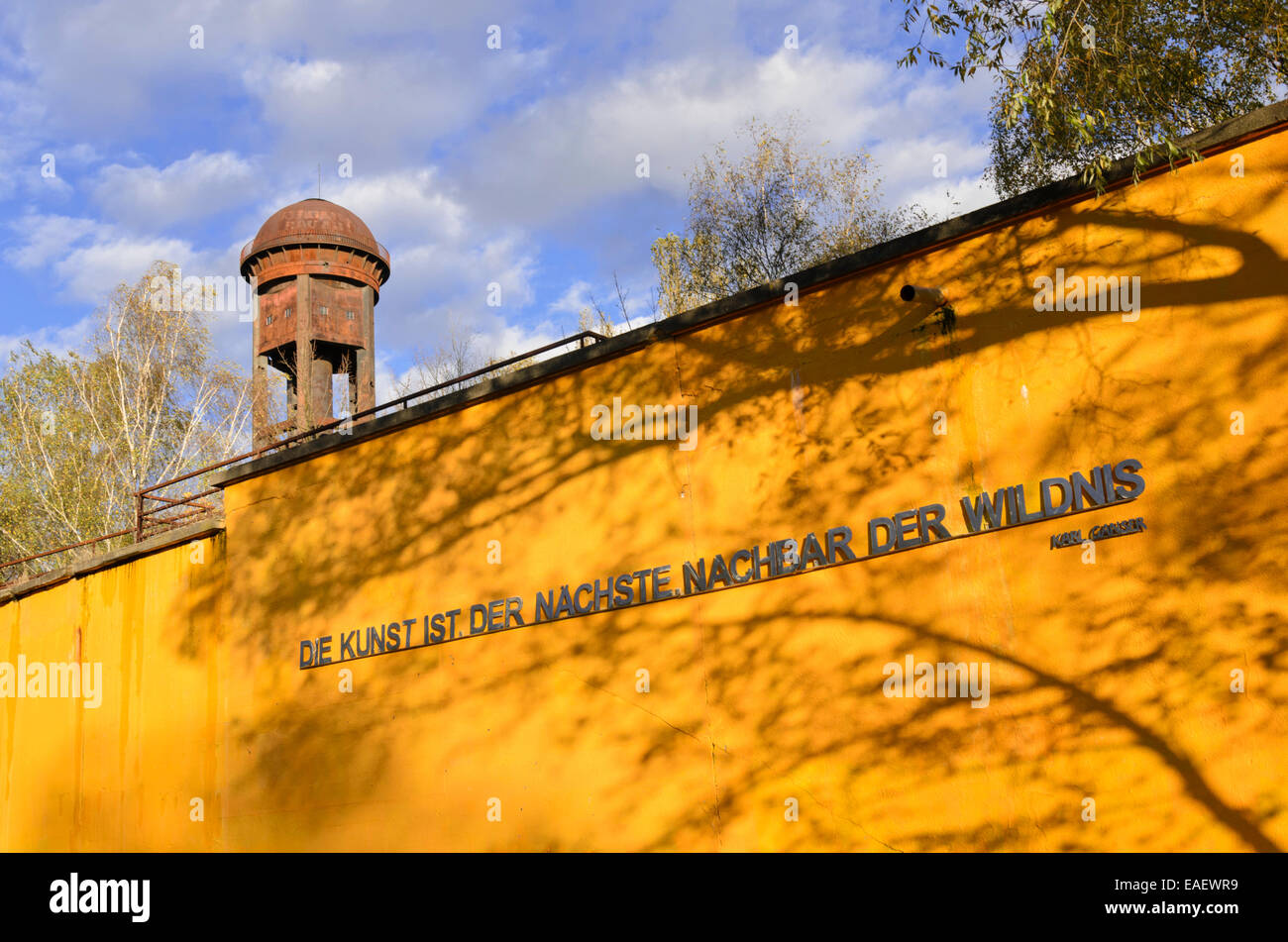 Wasserturm auf einem verlassenen Bahnhof, Naturpark Südgelände, Berlin, Deutschland Stockfoto