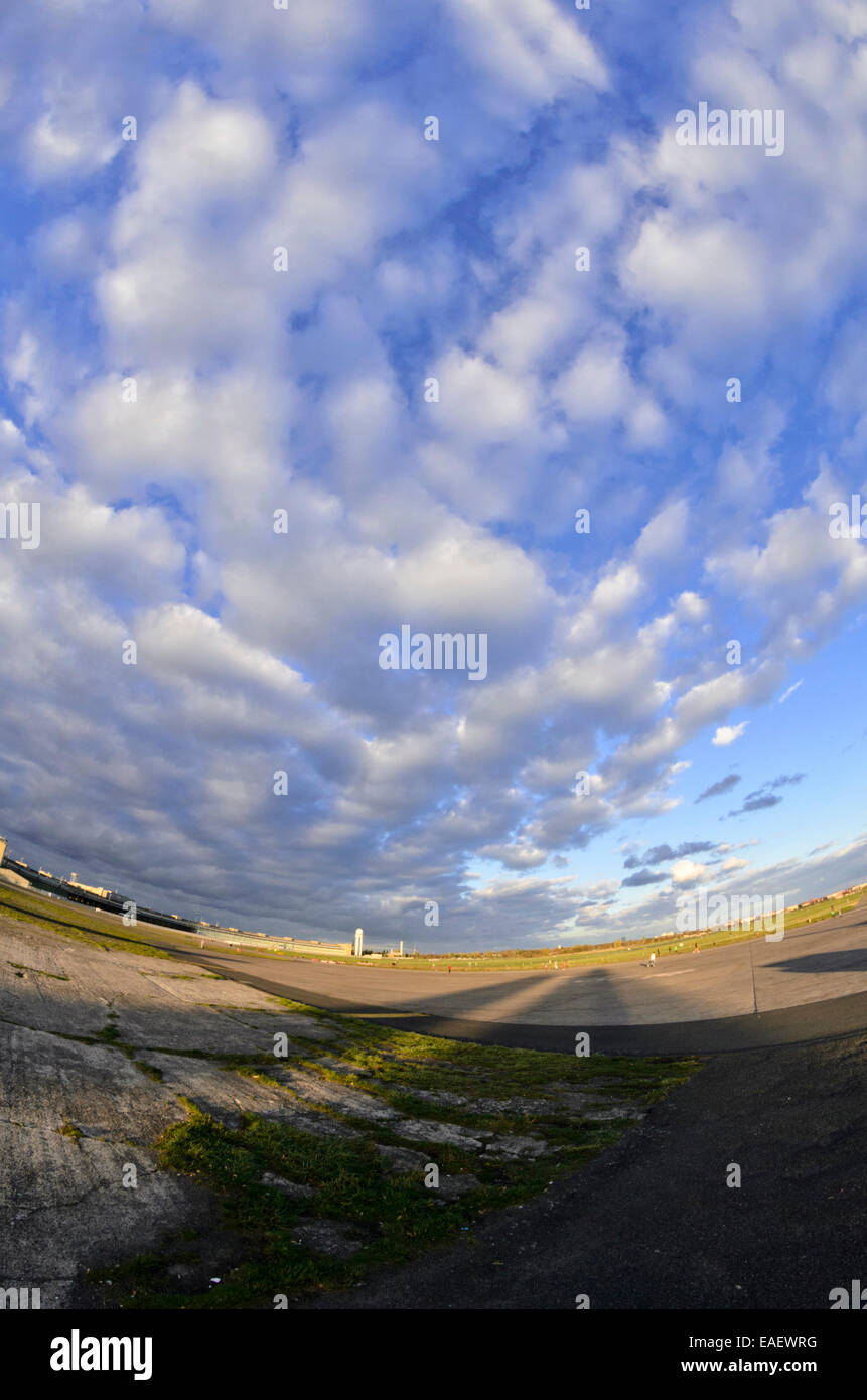 Abendhimmel über dem ehemaligen Berliner Flughafen Tempelhof, Tempelhofer Freiheit, Berlin, Deutschland Stockfoto