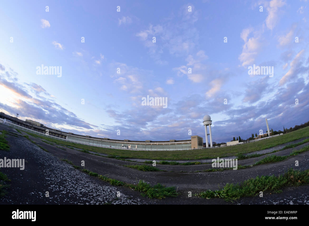 Abendhimmel über dem ehemaligen Berliner Flughafen Tempelhof, Tempelhofer Freiheit, Berlin, Deutschland Stockfoto