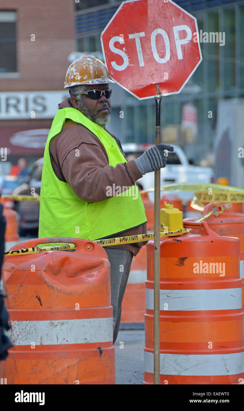 Bauarbeiter mit einem Stop-Schild, Auto & Fußgänger in Greenwich Village, in der Innenstadt, New York City Verkehr zu leiten Stockfoto