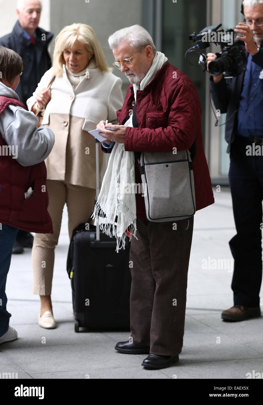 James Galway und seine Frau, Lady Jeanne Galway an BBC Broadcasting House Featuring: James Galway, Lady Jeanne Galway wo: London, Vereinigtes Königreich bei: 11. Mai 2014 Stockfoto