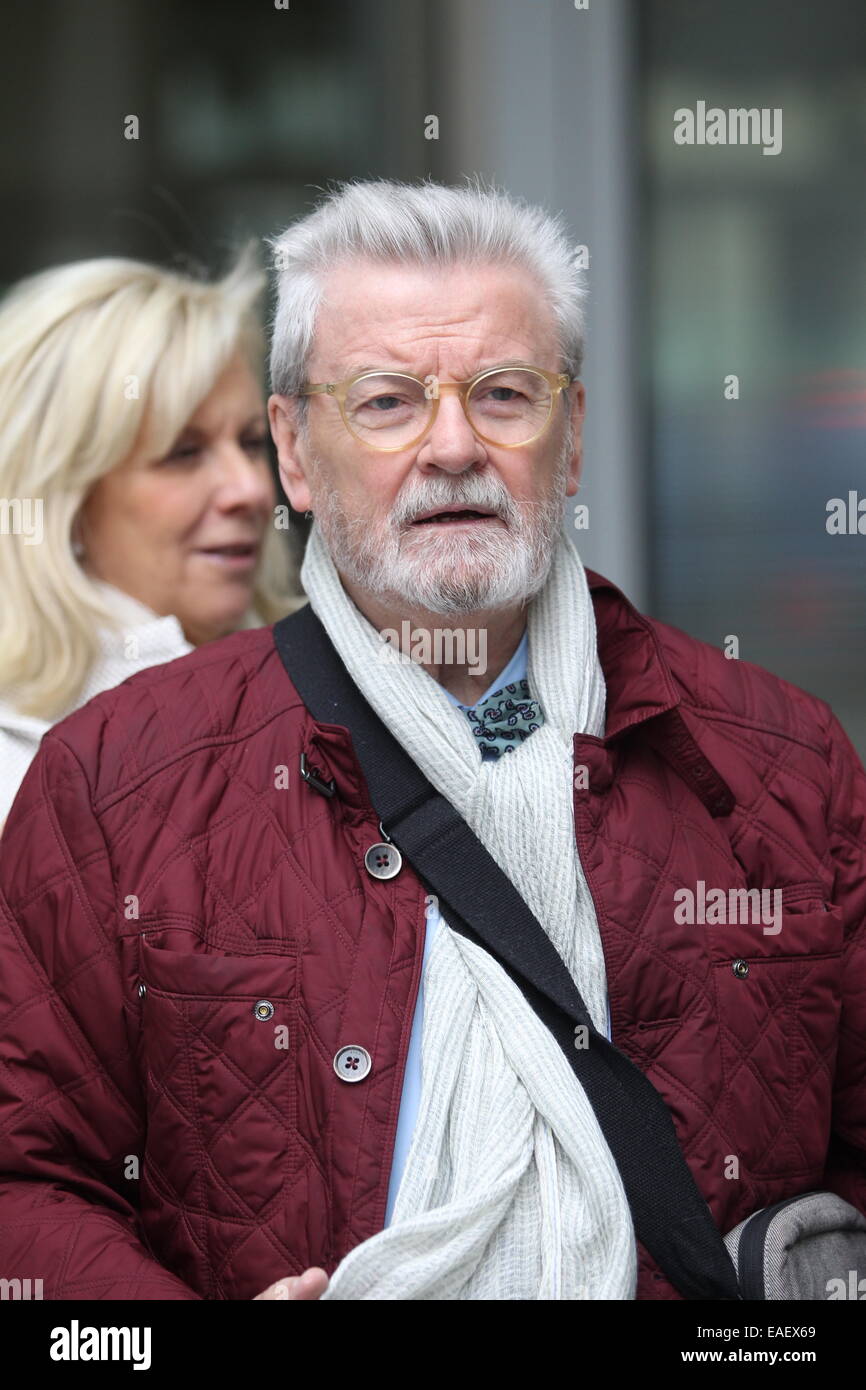 James Galway und seine Frau, Lady Jeanne Galway an BBC Broadcasting House Featuring: James Galway wo: London, Vereinigtes Königreich bei: 11. Mai 2014 Stockfoto