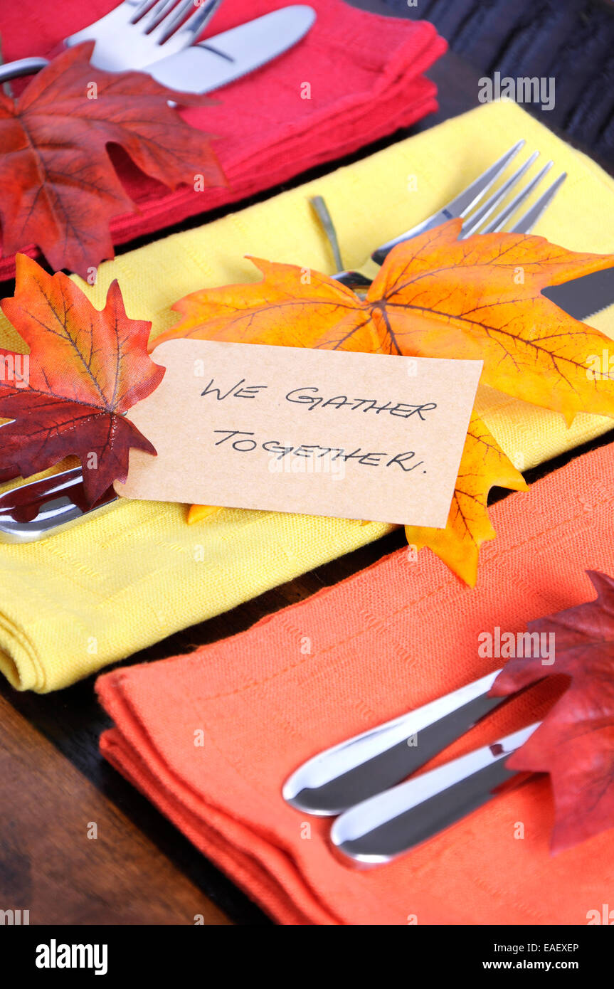 Happy Thanksgiving Tabelle Gedeck mit sammeln wir gemeinsam Tischkarte und Herbst Herbst Blatt Dekorationen Stockfoto