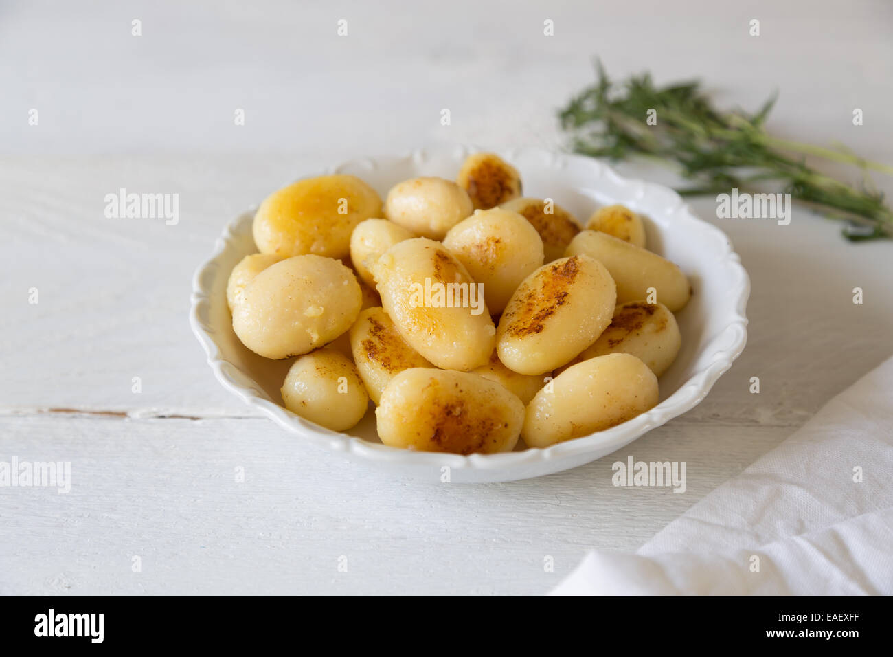 Geröstete Kartoffeln in einer Schüssel weiß Stockfoto