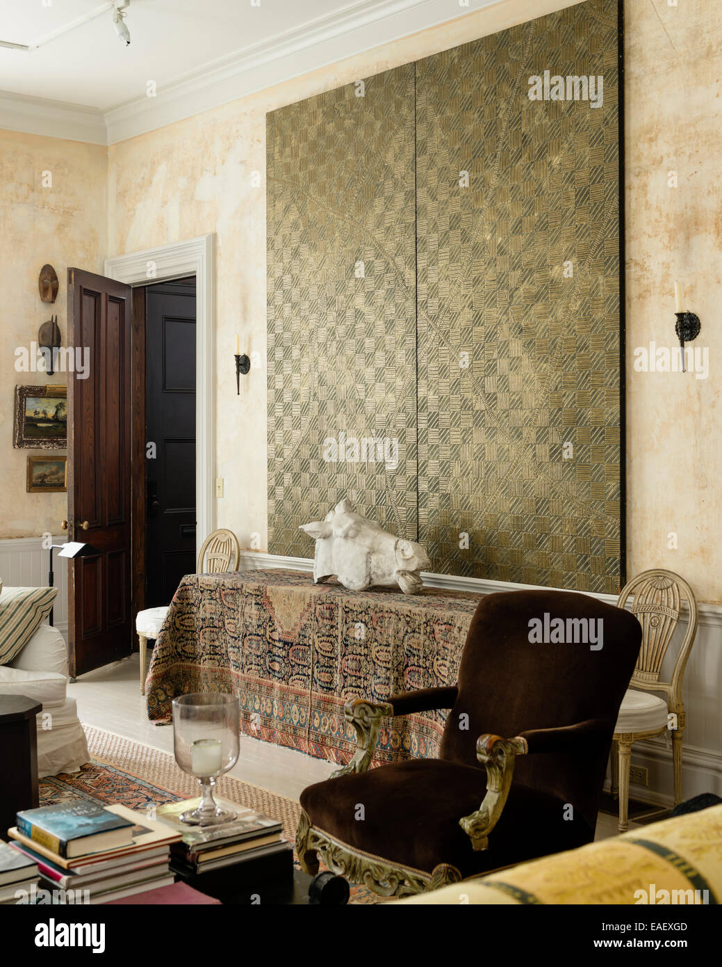 Große doppelte Tafelbild mit Kreuz Schraffur-Muster von Frank Faulkner über Tisch drapiert mit Orientteppich Stockfoto