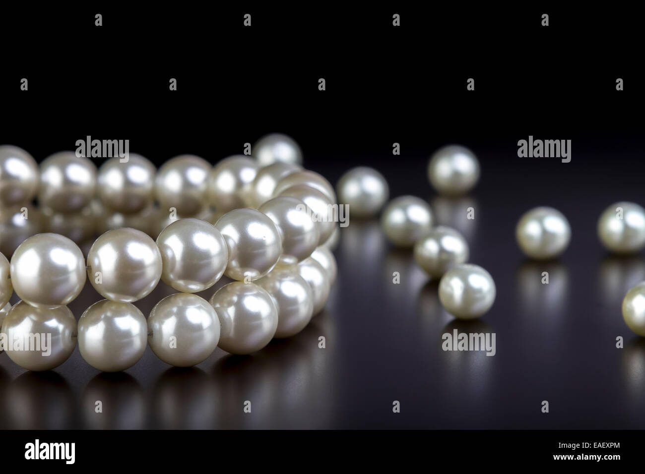 weiße Perlen Halskette auf schwarzem Hintergrund Stockfoto
