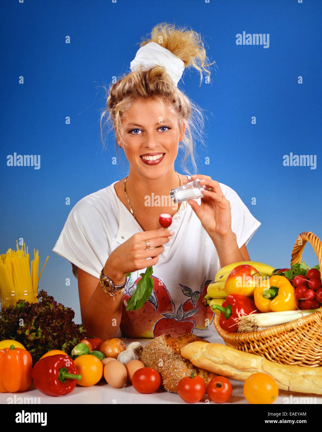 Blonde Frau Radieschen zum Frühstück Essen Stockfoto