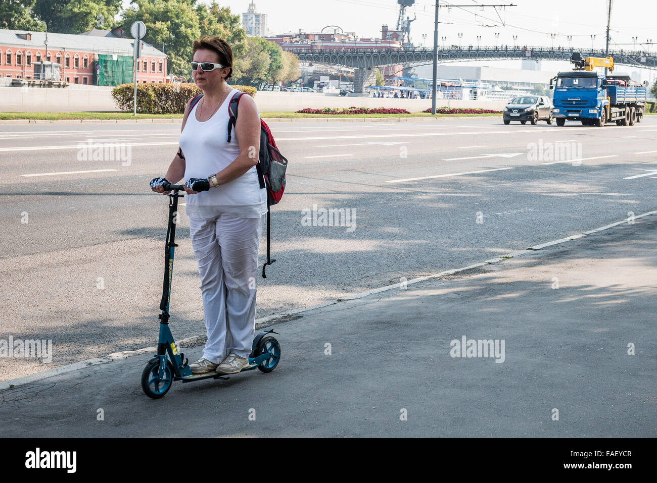 Frau in Moskau fahren Roller. Stockfoto