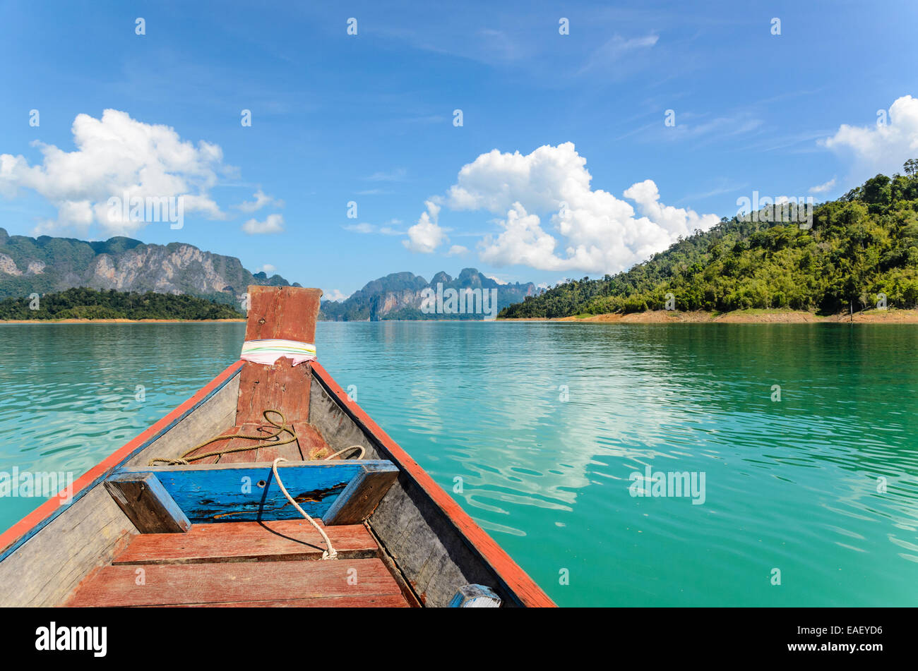 Reisen Sie mit kleinen Booten am Ratchapapha Damm in Khao Sok National Park Surat Thani Provinz Guilin von Thailand. Stockfoto