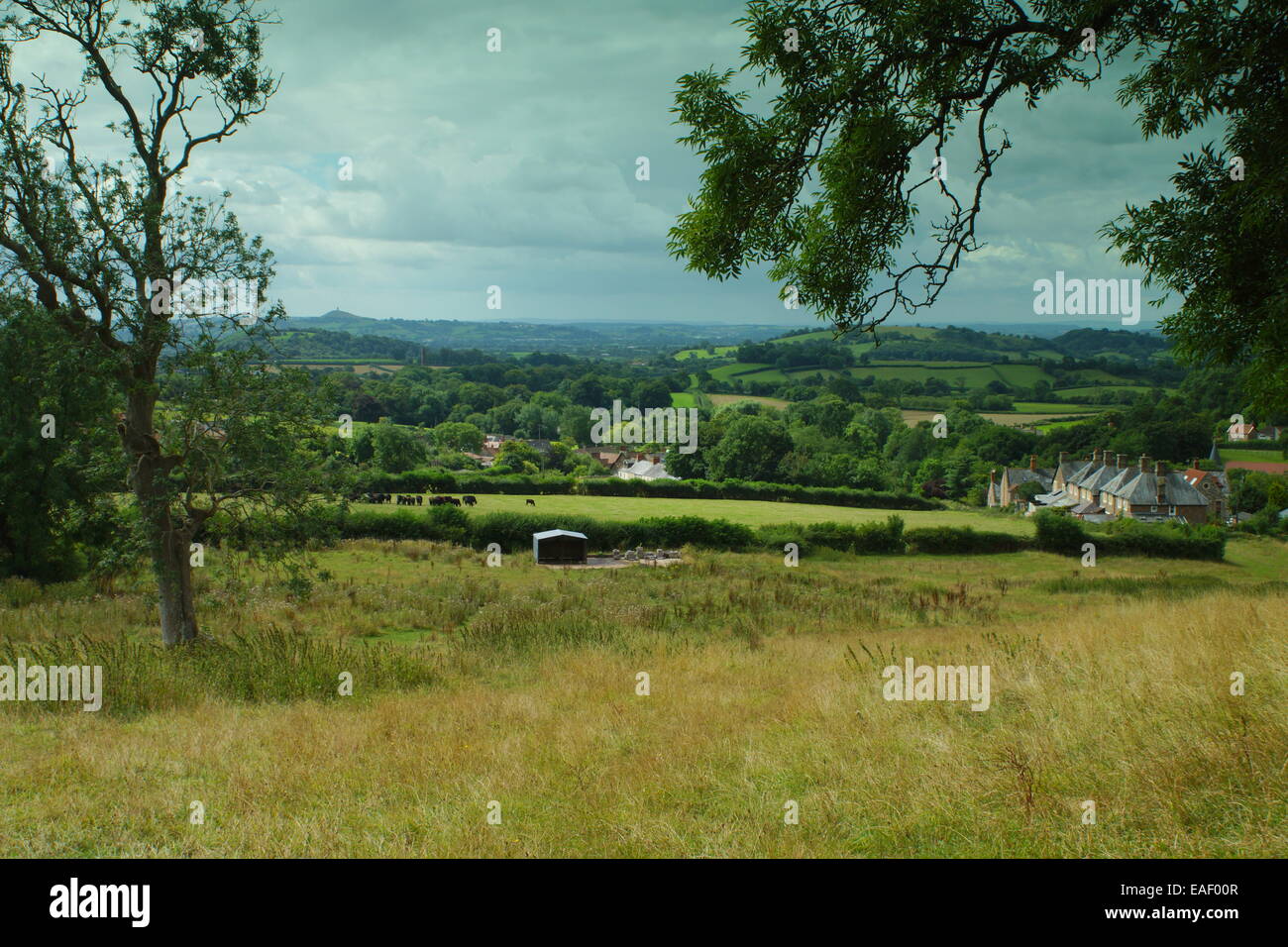 Glastonbury Tor, Somerset, Szene des Festivals. Prominente Hügel mit Blick auf die Insel von Avalon, Glastonbury und Somerset Stockfoto