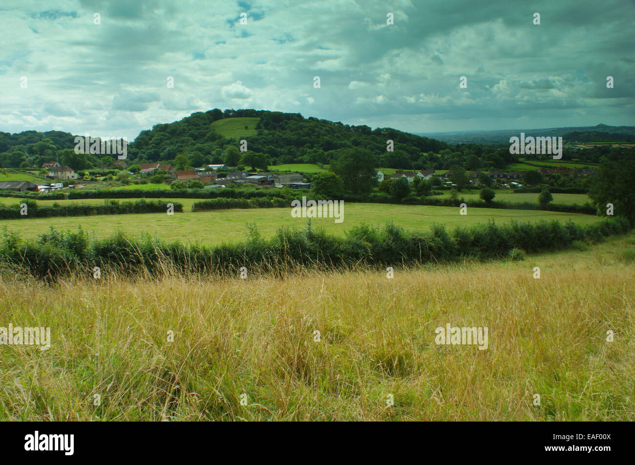 Glastonbury Tor, Somerset, Szene des Festivals. Prominente Hügel mit Blick auf die Insel von Avalon, Glastonbury und Somerset Stockfoto