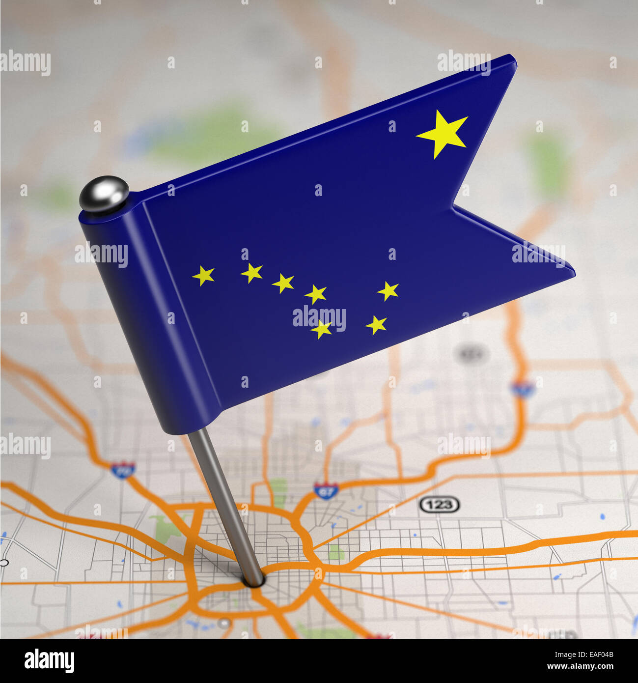 Alaska kleine Flagge auf einem Kartenhintergrund. Stockfoto