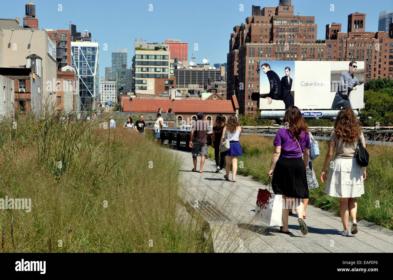 NYC: Blick auf der High Line Park Abschnitt 1 Blick nach Norden von West 18th Street auf einer erhöhten 30er Schiene Güterstrecke gebaut Stockfoto