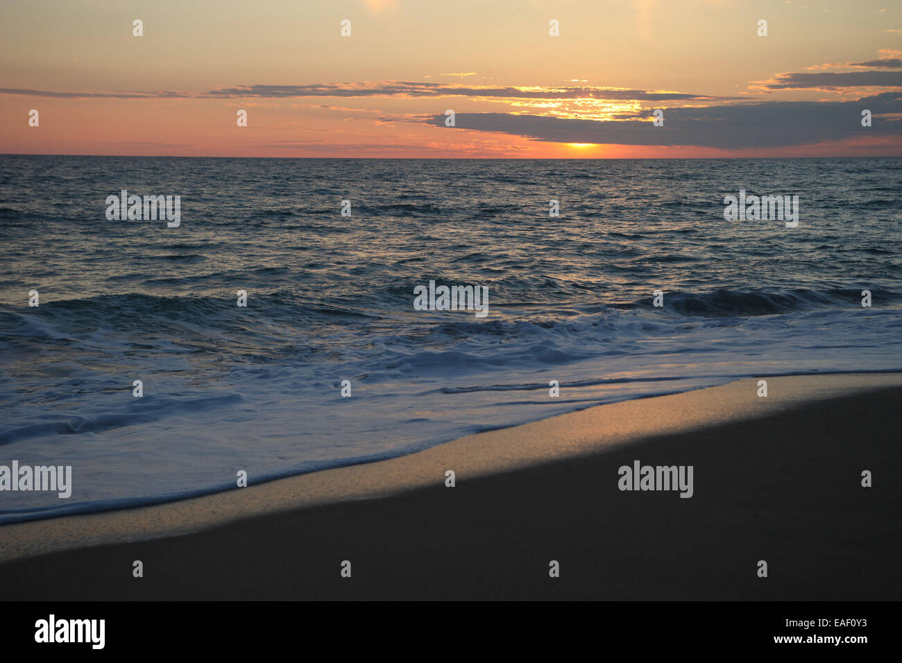 Sonnenuntergang in Palmar Beach, Caidz, Andalusien, Spanien. Stockfoto