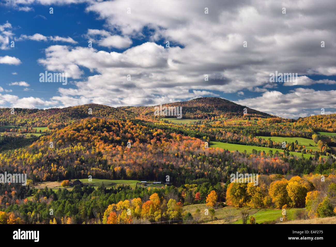 Barnet Zentrum Tal mit Hügel mit Bäumen im Herbst Farben Vermont USA mit Wolken Stockfoto