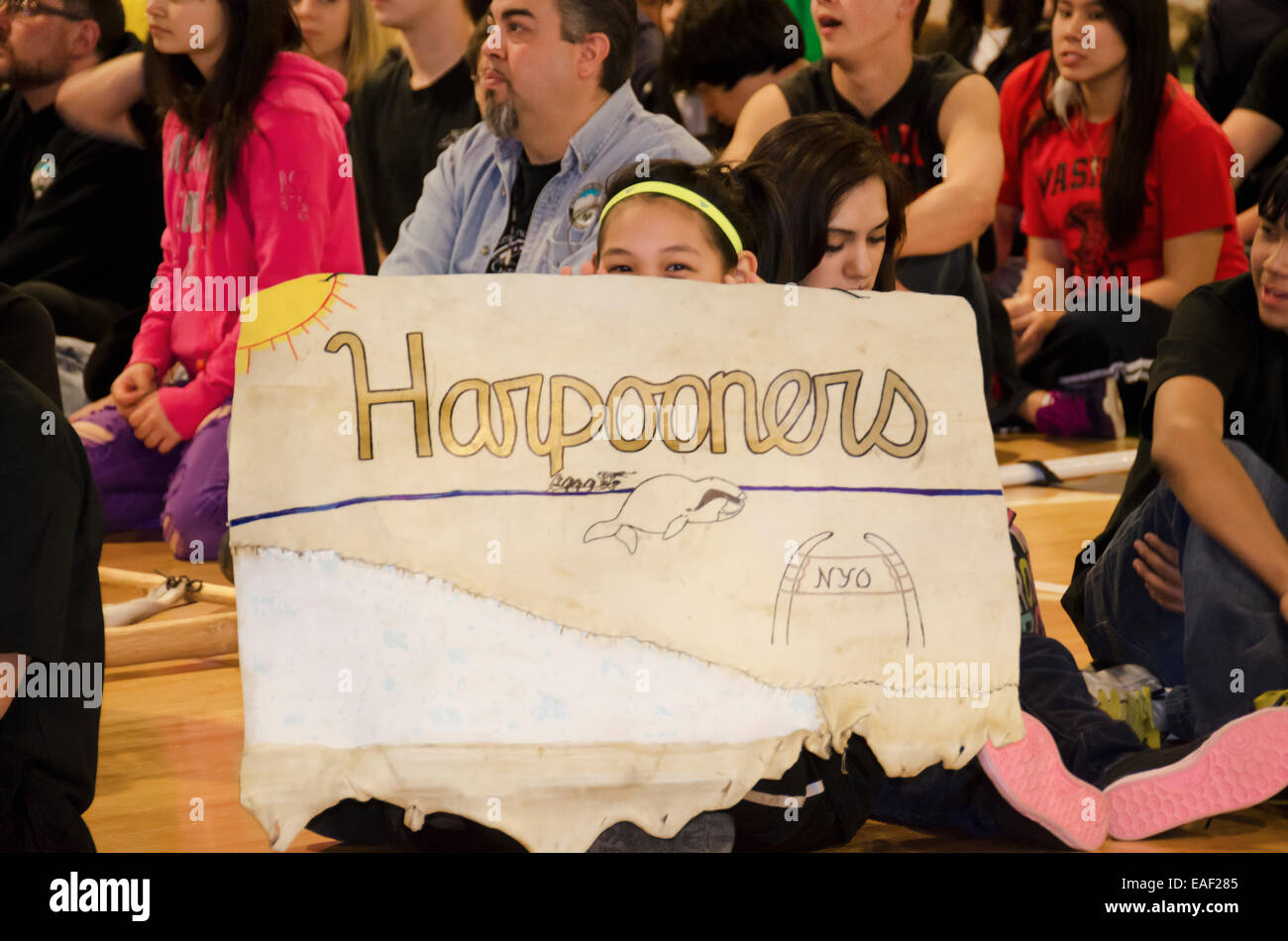 Mädchen, Unterstützung, Alaska, High School, Native Youth Olympic Stockfoto