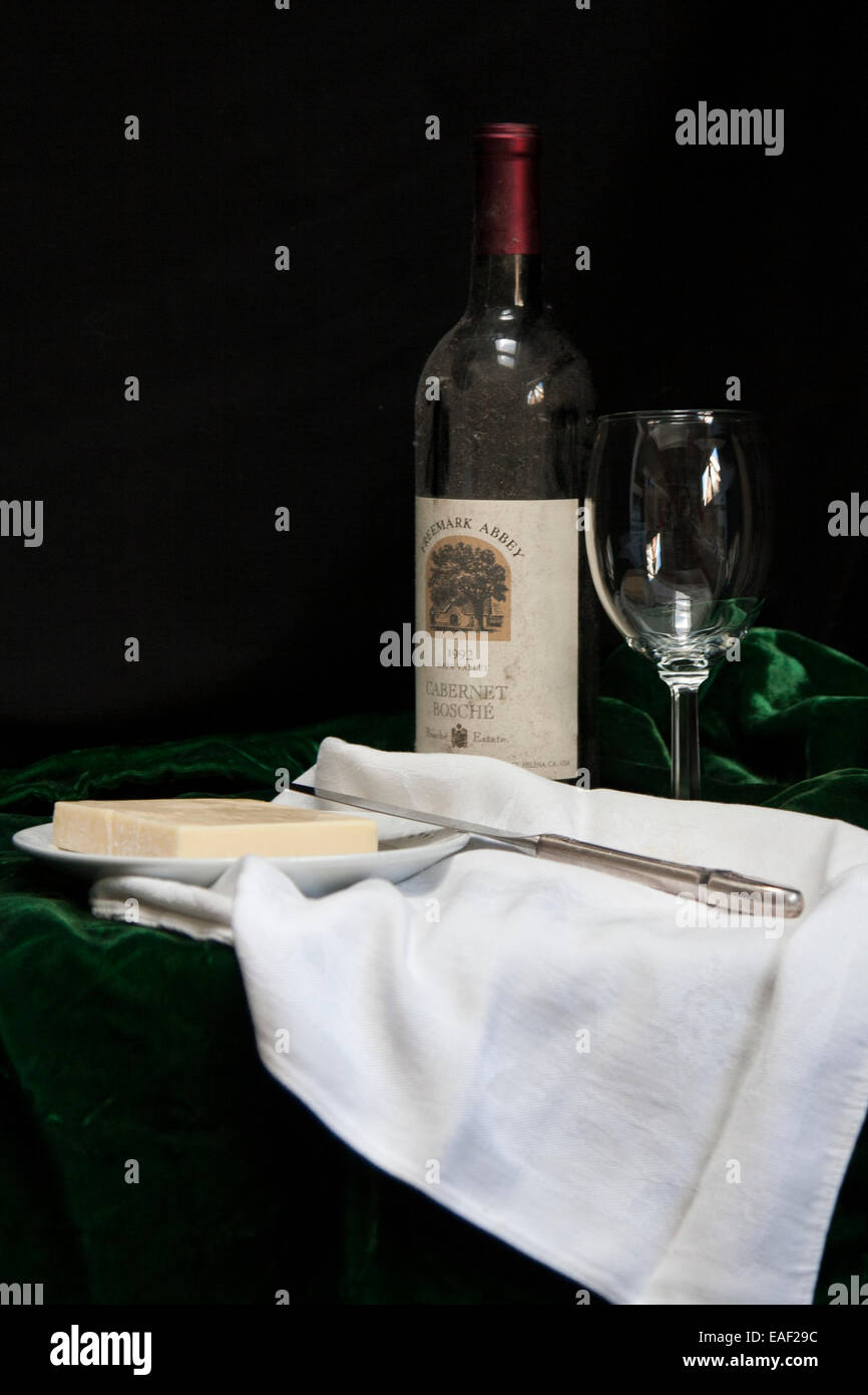 Zeitgenössischen niederländischen Stillleben mit Weinflasche, Glas Wein und Käse. Stockfoto