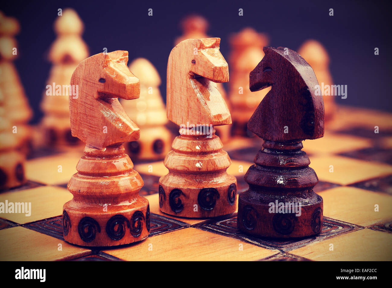 Vintage gefilterte Bild des Schachs, zwei gegen ein Konzept. Stockfoto