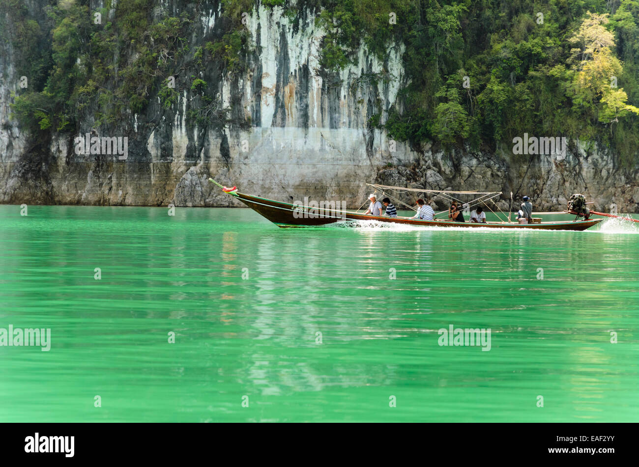 SURAT THANI, THAILAND - 26. April 2013: Die Touristen auf dem Boot sind Reisen in Ratchaprapha Dam im Khao Sok National Park, Stockfoto