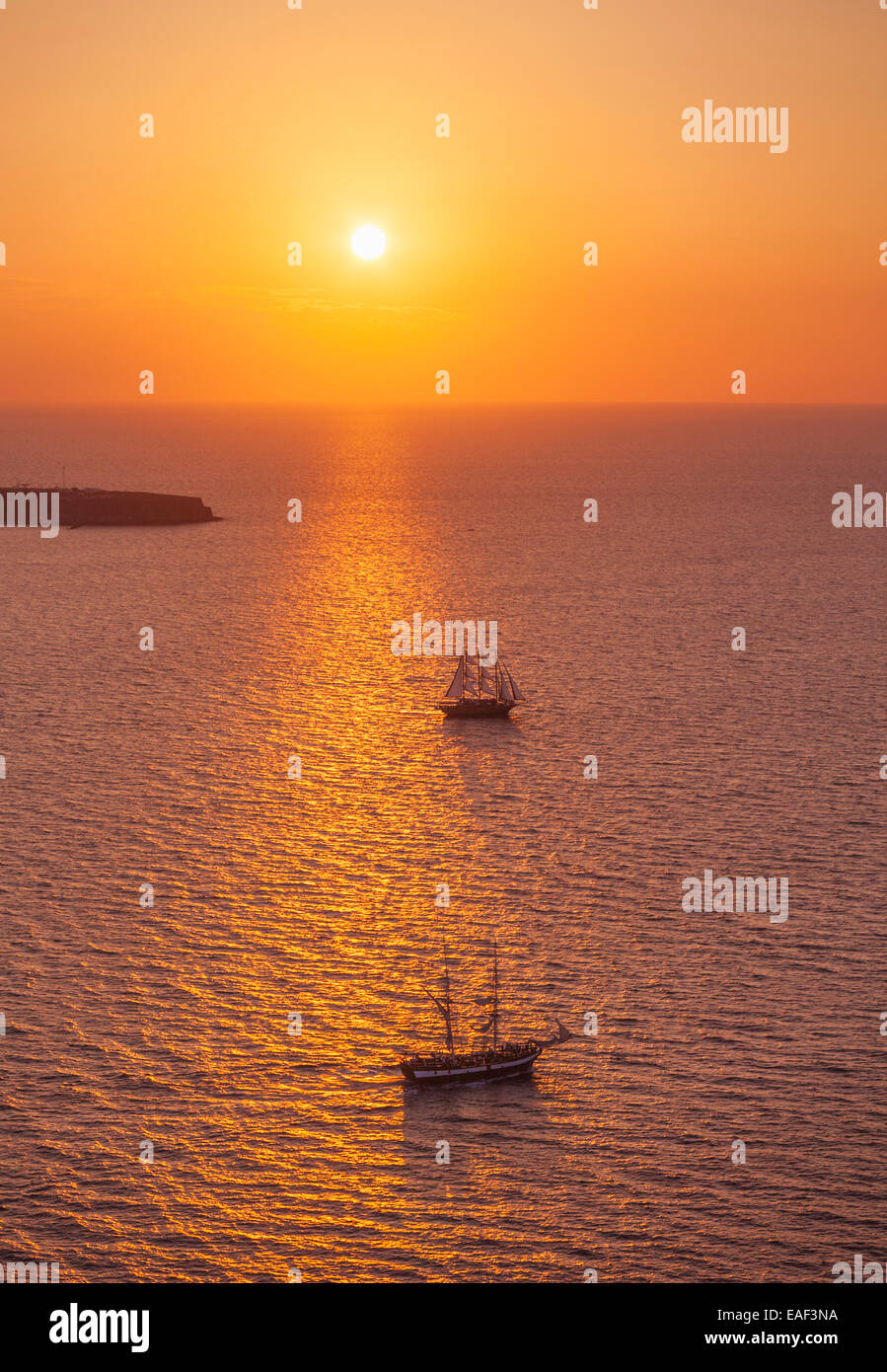 Touristischen Segelboote bei Sonnenuntergang, Santorini (Thira), Kykladen, griechische Inseln, Griechenland, EU, Europa Stockfoto