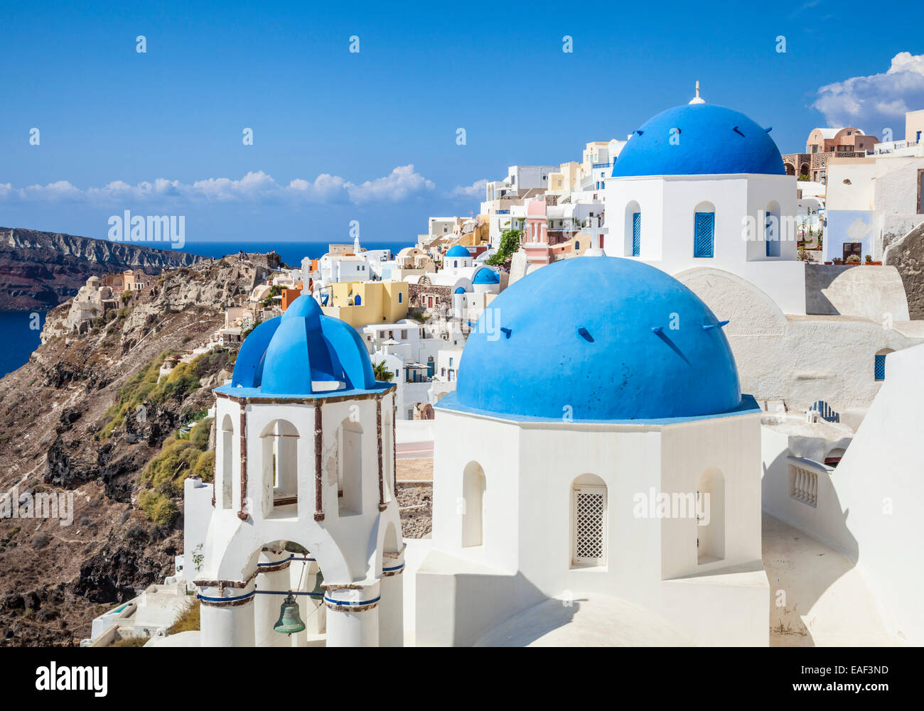 Weiße Häuser und blaue Kuppeln im Dorf Oia, Santorini, Thira, Kykladen, griechische Inseln, Griechenland, EU, Europa Stockfoto