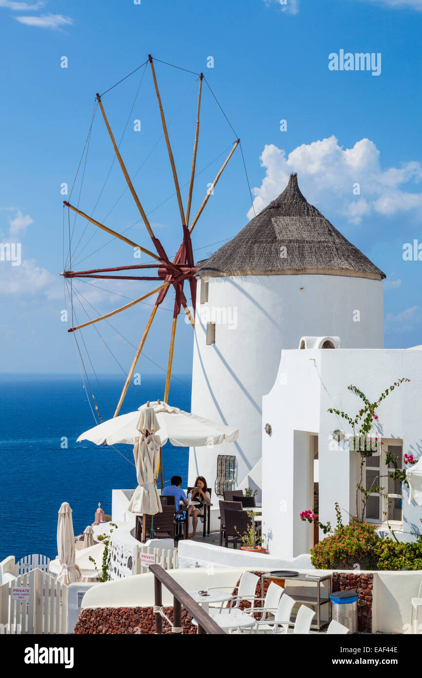 Windmühle im Dorf Oia, Santorini, Thira, Kykladen, griechische Inseln, Griechenland, EU, Europa Stockfoto
