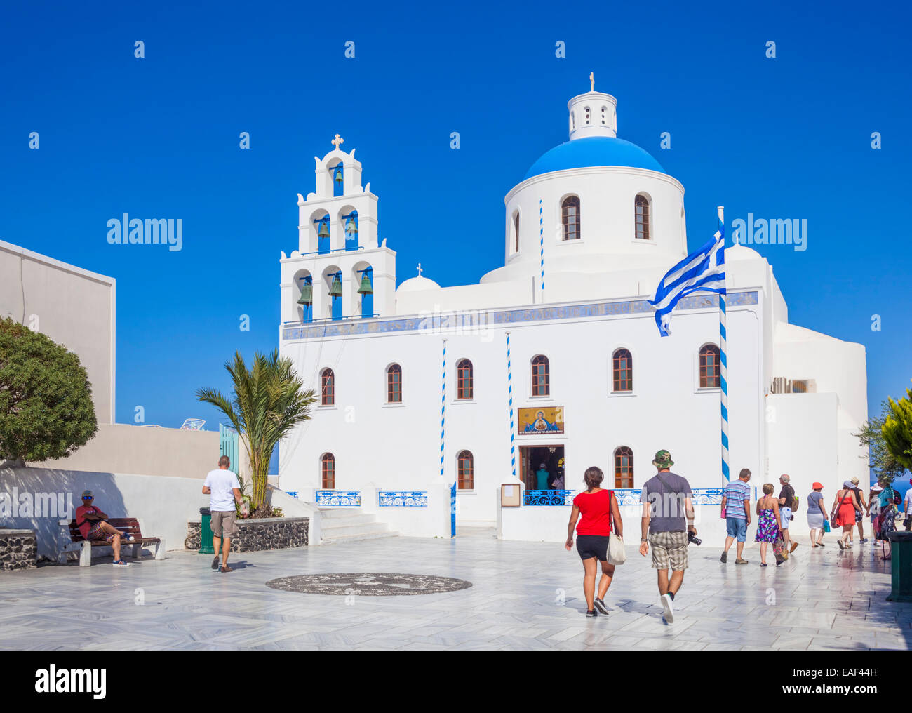 Bue-Kuppel und Glockenturm Turm der griechischen Kirche Panagia Platsani Oia Santorini Thira Kykladen Inseln griechische Inseln Griechenland Europa Stockfoto