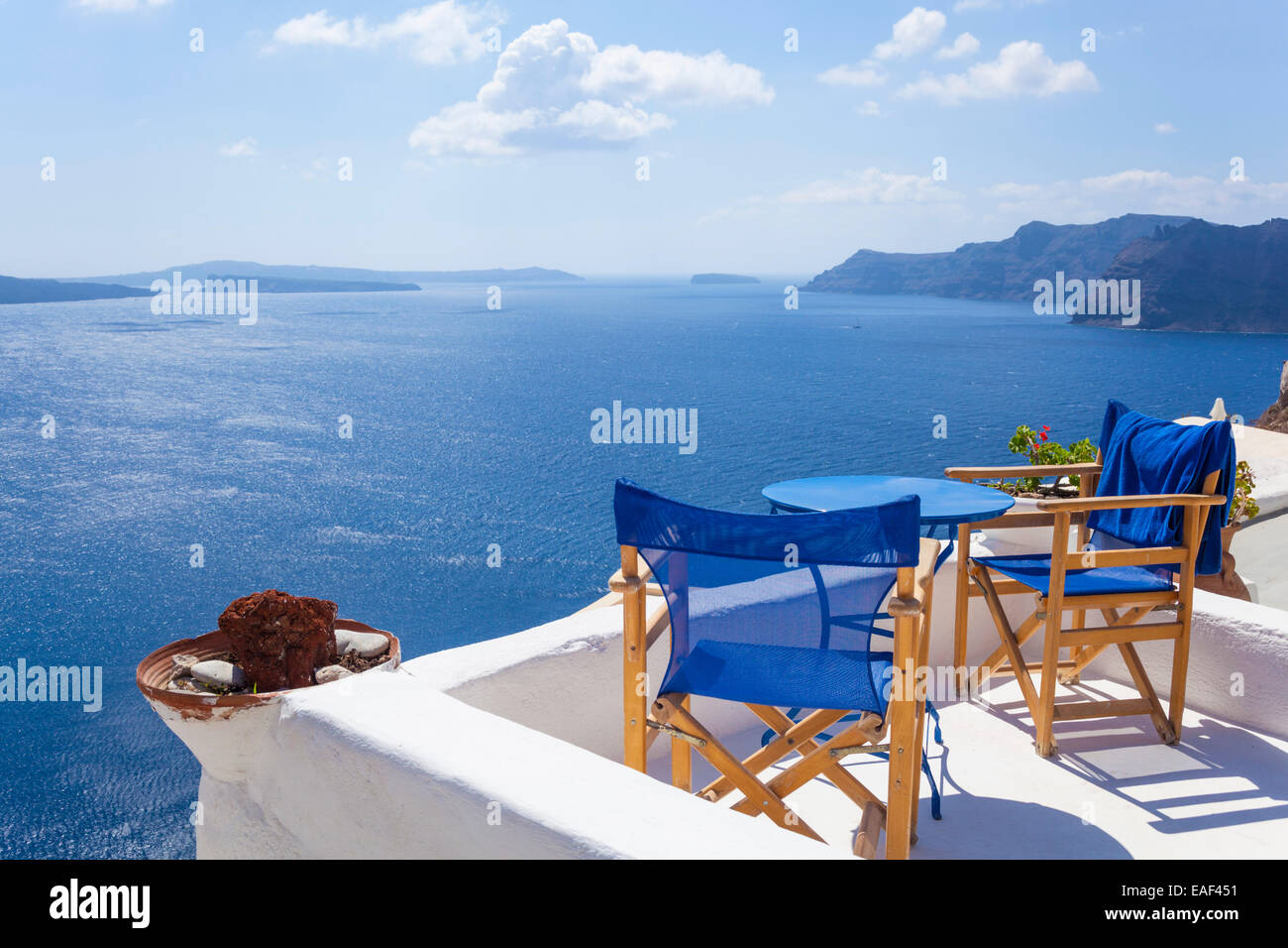 Blauen Stühlen mit Blick auf die Caldera, Oia, Santorini, Thira, Kykladen, griechische Inseln, Griechenland, EU, Europa Stockfoto