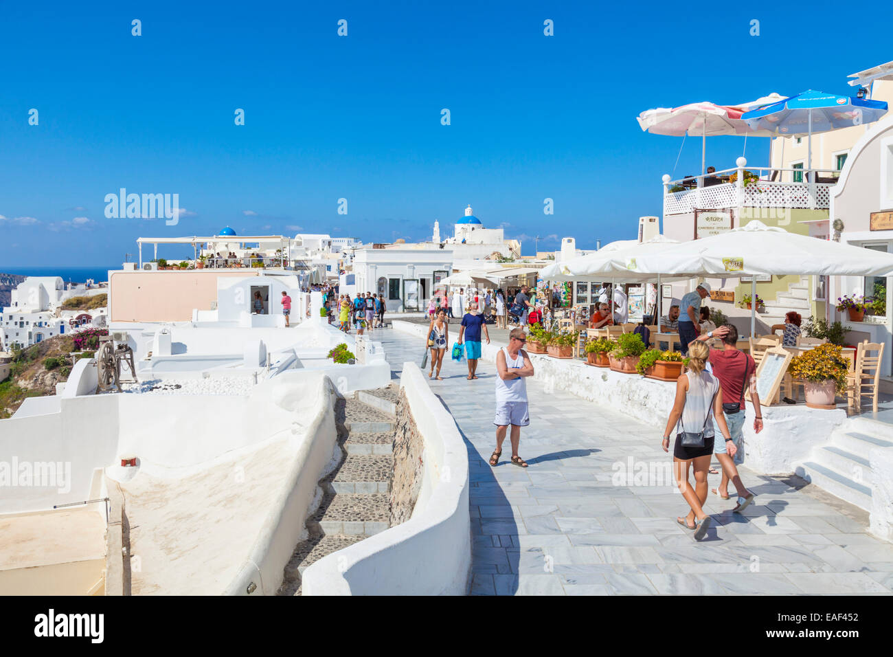 Touristen in das Dorf Oia, Santorini, Thira, Kykladen, griechische Inseln, Griechenland, EU, Europa Stockfoto