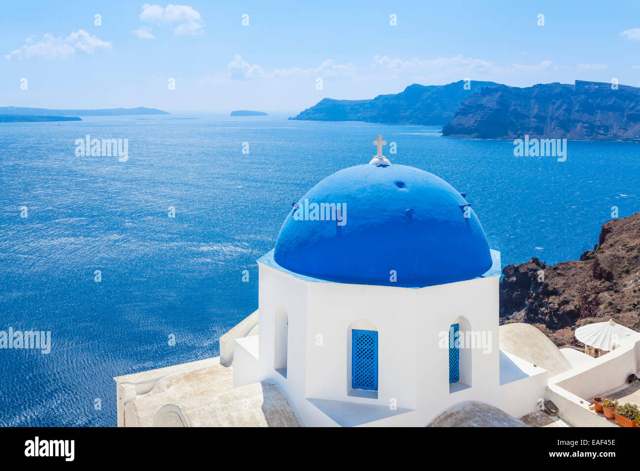 Weiße griechische Kirche mit blauer Kuppel Glockenturm, Oia, Santorini, Thira, Kykladen, griechische Inseln, Griechenland, EU, Europa Stockfoto