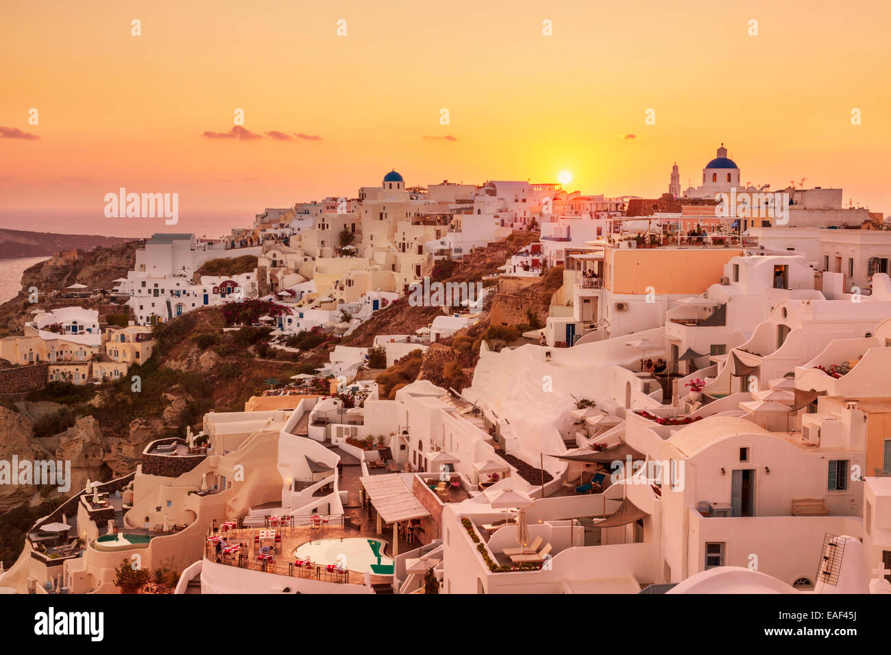 Sonnenuntergang in das Dorf Oia, Santorini, Thira, Kykladen, griechische Inseln, Griechenland, EU, Europa Stockfoto