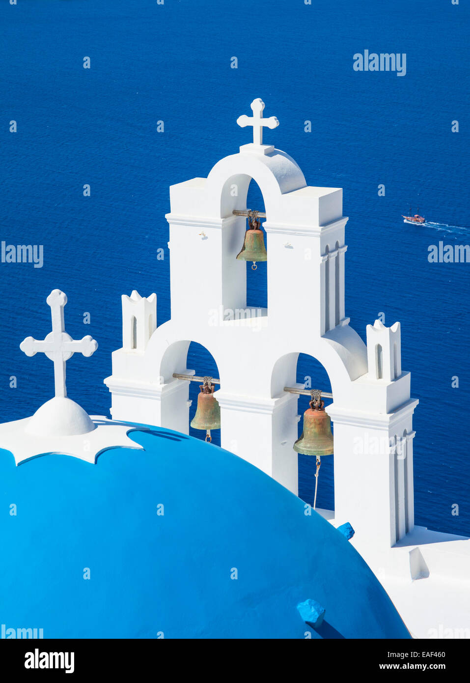 Blaue Kuppel der St. Gerasimos Kirche, Firostefani, Fira, Santorini, Thira, Kykladen, Ägäis, Griechenland, EU, Europa Stockfoto