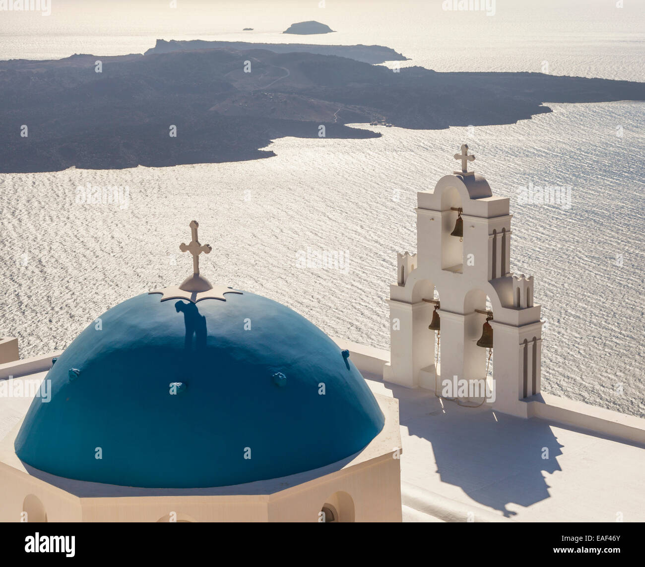 Blaue Kuppel der St. Gerasimos Kirche, Firostefani, Fira, Santorini, Thira, Kykladen, Ägäis, Griechenland, EU, Europa Stockfoto