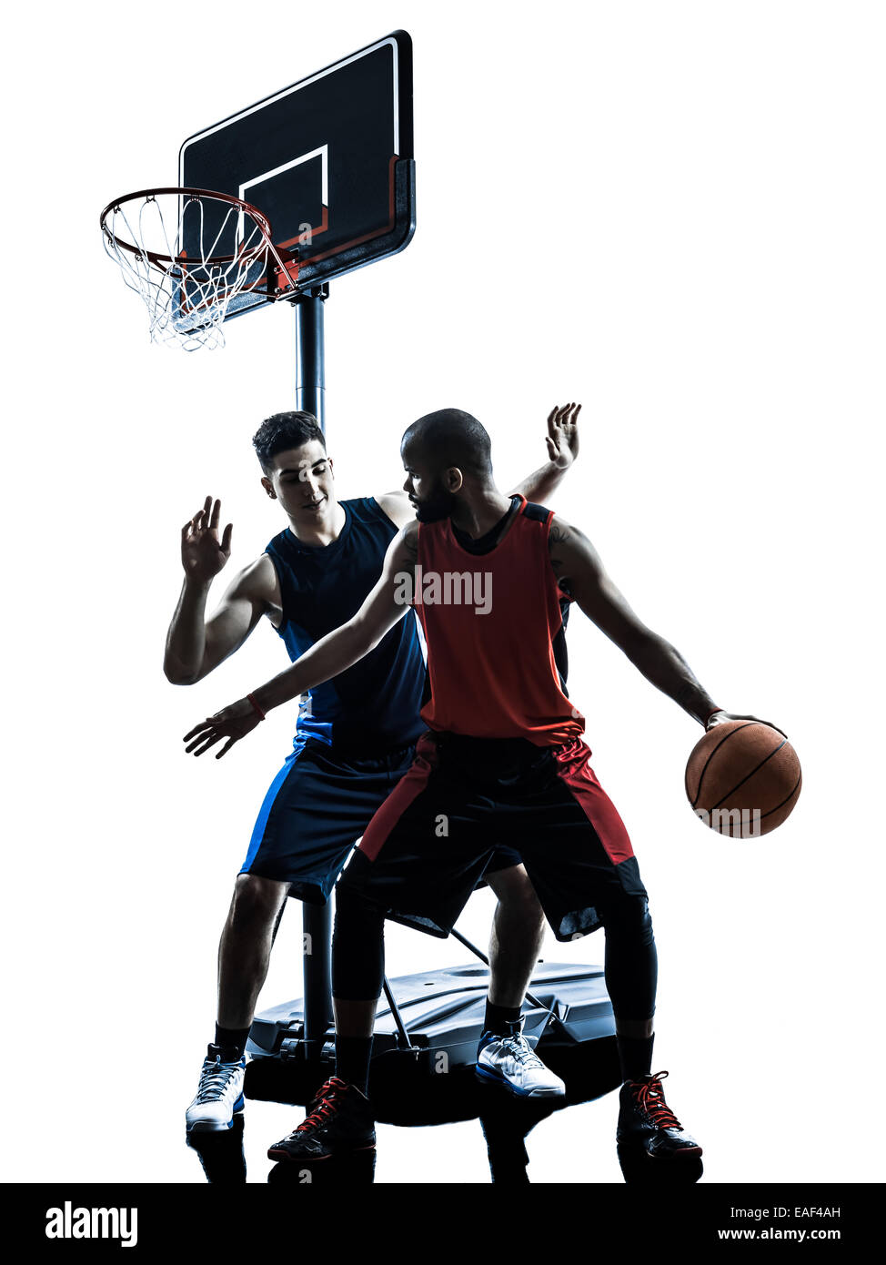 zwei Männer Basketball-Spieler Wettbewerb dribbling in weißem Hintergrund Silhouette isoliert Stockfoto