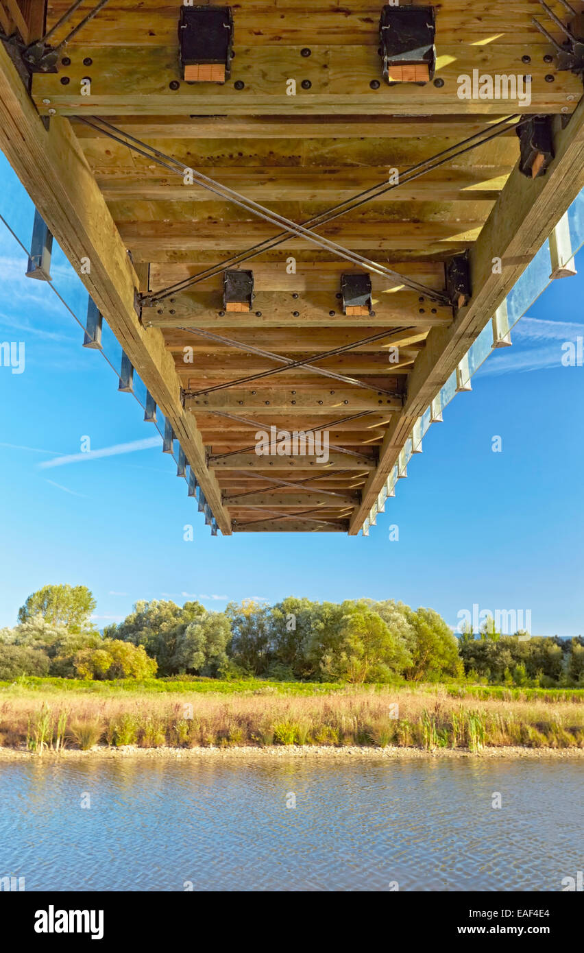 Cantilevered observation deck at the Ataria Interpretation Centre, Salburua wetlands park. Vitoria-Gasteiz. Alava province. Basq Stockfoto